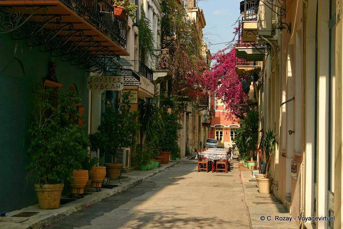 Nafplio, tavoli del ristorante in una strada - Grecia