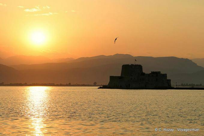 Nafplion, tramonto sul Bourtzi - Grecia