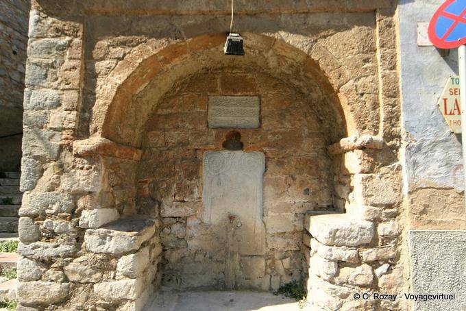 Un'altra vecchia fontana, Nafplion - Grecia