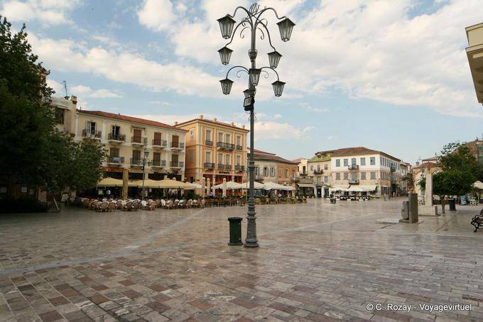 Nafplion, un'altra vista della piazza Platanos Psorokostaina - Grecia