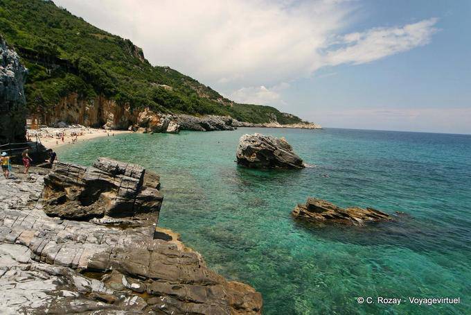 Monti si tuffano nel mare, Milopotamos Pelio - Grecia