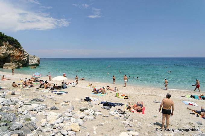 I turisti in spiaggia di Mylopotamos Nome Magnesia, Pelion - Grecia