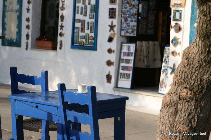 Tazza di caffè sul tavolo blu, Afissos, Pelion - Grecia