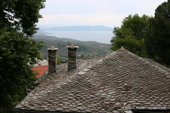 Tetto di ardesia e caratteristico camino, Milies, Pelion - Grecia