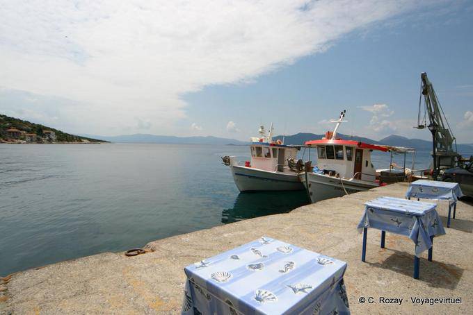 Tabelle sul porto, Trikeri, Agia Kiriaki - Grecia
