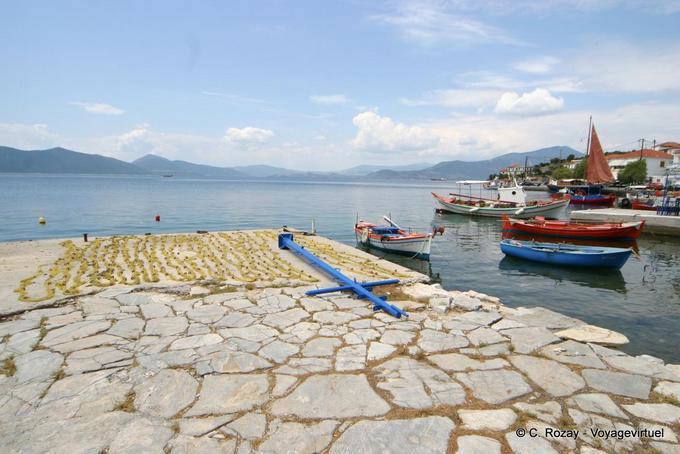 Asciugatura reti di fronte al golfo, Agia Kiriaki - Grecia