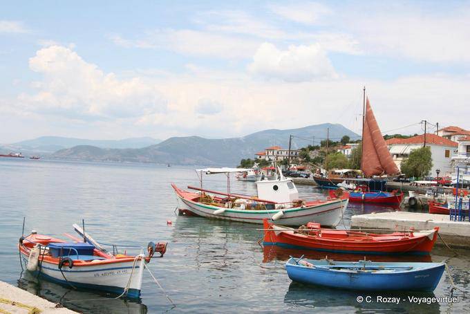 Barche colorate dal porto, Trikeri, Agia Kiriaki - Grecia