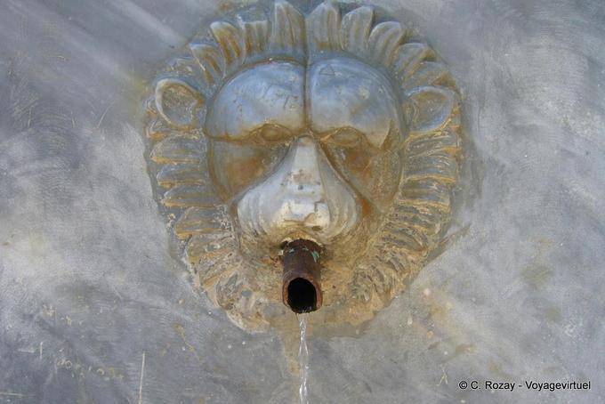 Particolare della fontana al monastero Pigi Zoodochou, Poros - Grecia