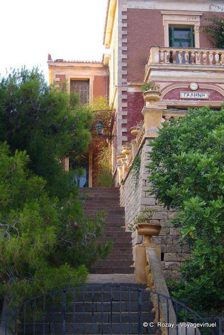 Scale per tipica casa rosa neoclassica Poros - Grecia