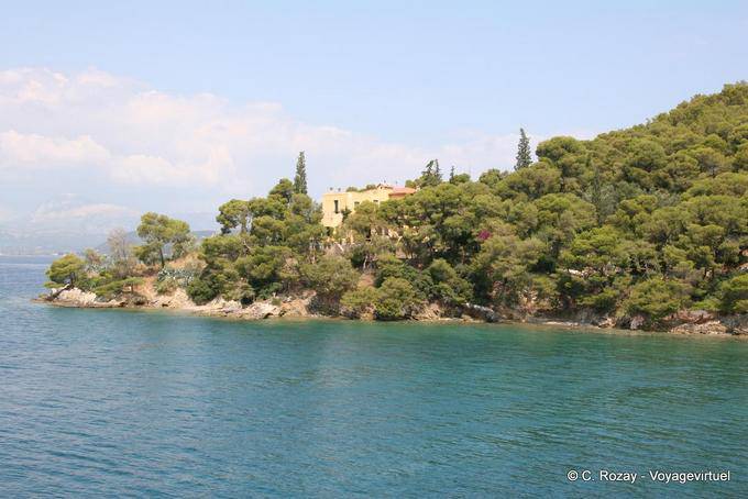 Pins immergendosi nel mare, Poros - Grecia