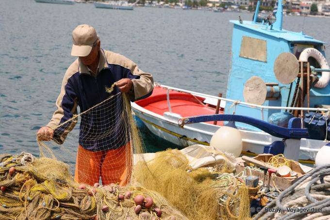 Net Pescatore e la pesca in porto, Poros - Grecia