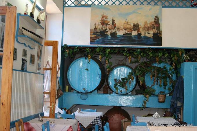 Barili Retsina all'interno di una taverna, Poros - Grecia