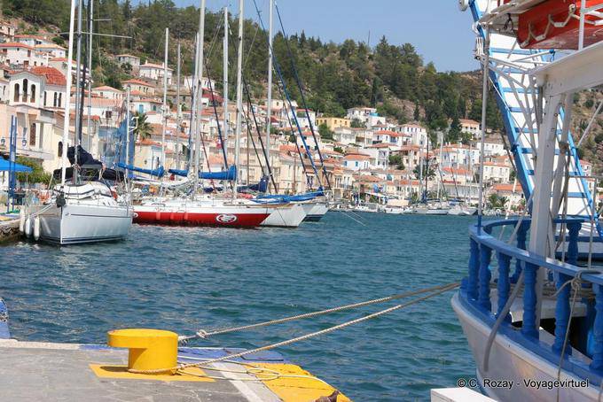 Barche a vela ormeggiate nel porto, Poros - Grecia