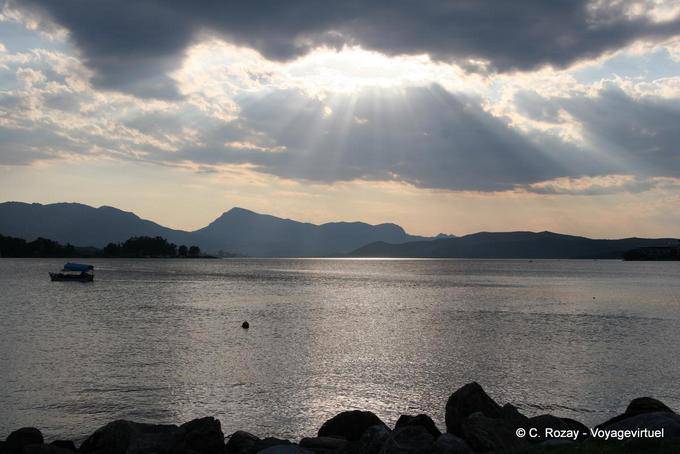 Sun sulla baia, Poros - Grecia