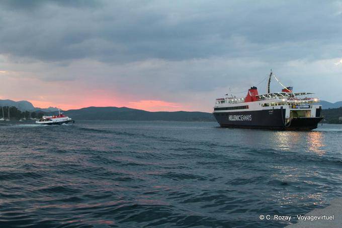 Arrivo del delfino e il traghetto, Poros - Grecia