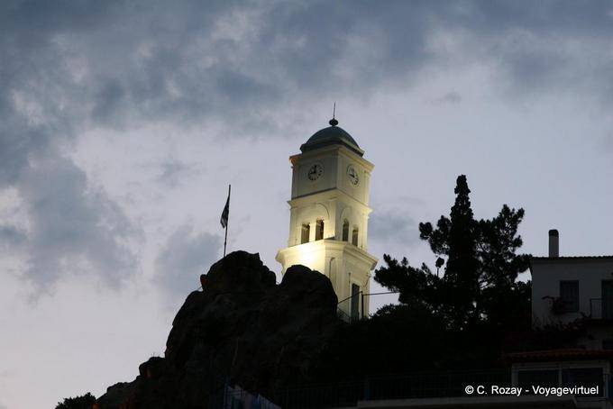 La torre dell'orologio vista di notte, Poros - Grecia