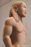 L'Argos Kouros di profilo, Delphi Museum, Grecia.