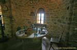 Tavolo in pietra rotonda e coperto Monastero di Metamorfosis, Meteora, Grecia.