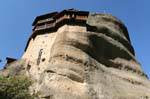 Monastero di Agios Nikolaos Anapafsas visto dal basso di un promontorio, Meteora, Grecia.