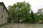Piazza in direzione della chiesa di Agia Paraskevi, Metsovo, Grecia.