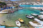 Mandrakia, con vista sul porto e depositi di barche nella roccia, Milos, Grecia.