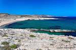 Spiaggia di sabbia rosa, vista Mytakas Milos, Grecia.