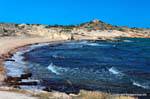 Onde sulla spiaggia Mytakas Milos, Grecia.