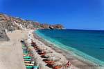 Milos, Paleohori, sedie a sdraio sulla sabbia, Grecia.