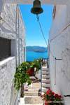 Milos, Plaka, il passaggio della campana appesa, Grecia.