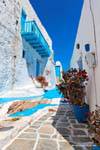 Milos, Plaka, caratteristico vicolo e blu balcone, Grecia.