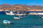 Milos, Pollonia, barche da pesca ormeggiate di fronte Kimolos, Grecia.