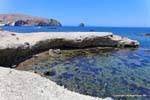 Milos, Pollonia, protuberanza rocciosa sulla spiaggia Byronas, Grecia.