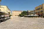 Piazza della Costituzione o platani, Nafplion, Grecia.