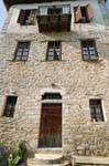 Piani casa tradizionale e balcone, Pinakates, Pelion, Grecia.