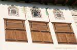 Trompe-l'oeil sulla facciata Pinakates, Pelion, Grecia.