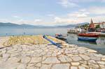 Asciugatura reti di fronte al golfo, Agia Kiriaki, Grecia.