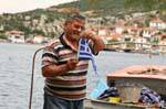 Pescatore bandiera greca, Trikeri, Agia Kiriaki, Grecia.