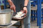 Preparazione di pesce, Trikeri, Agia Kiriaki, Grecia.