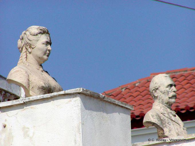 Busti di figure dell'isola di Spetses - Grecia