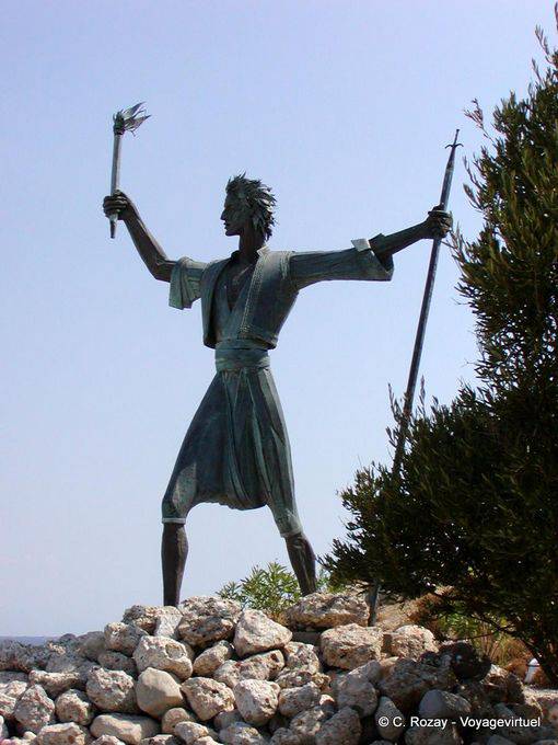 La statua di Kosmas Barbatsis prima che i cannoni, Spetses - Grecia