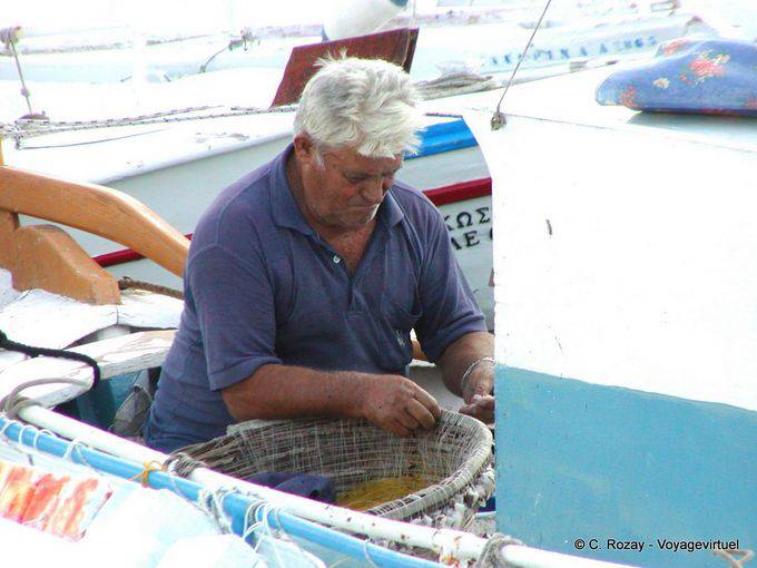 Pescatore me rattoppare la sua rete, Spetses - Grecia