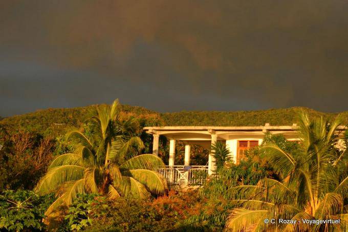 Tempesta luci su una casa, vicino a Pointe-Noire - Guadalupa
