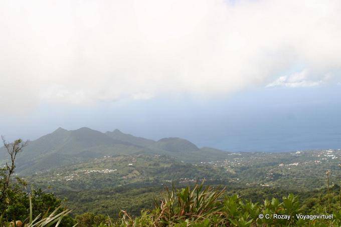 Guarda sud dell 'isola di Basse-Terre dalle pendici del Soufriere, la vecchia signora - Guadalupa