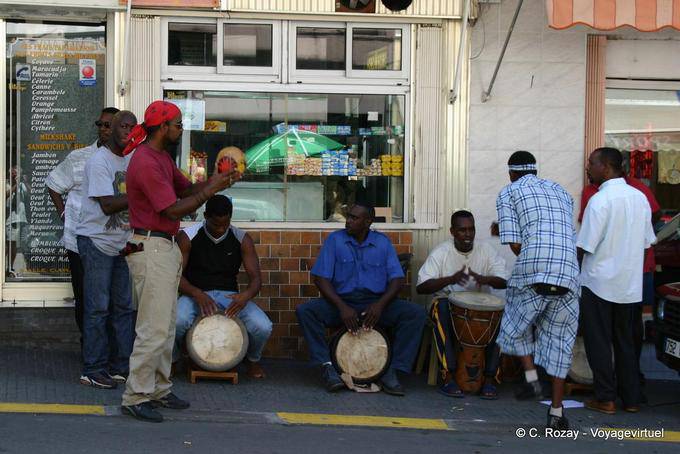 Musicisti Gwo-ka in una strada di Basse-Terre - Guadalupa