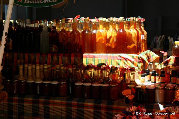 Stalla dei prodotti locali, con rum di tutti i tipi, dal mercato coperto, Basse-Terre - Guadalupa