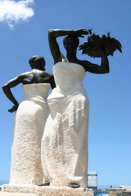 In bianco e nero la statua, al posto del mercato balneare, Basse-Terre - Guadalupa
