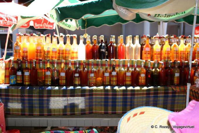 Rum decorate con colori creoli in mostra, mercato Basse-Terre - Guadalupa