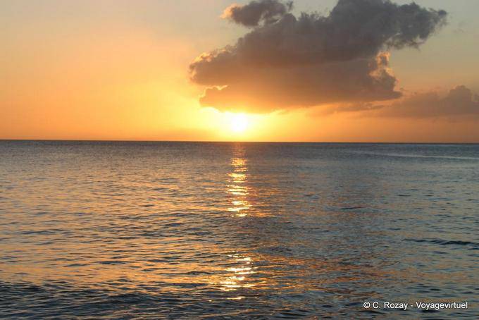 Riflettendo sul mare dei Caraibi, il tramonto, Guadeloupe - Guadalupa