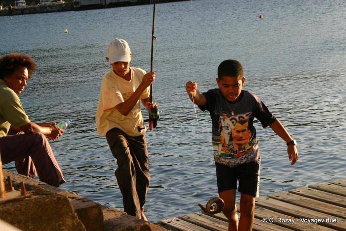 Facendo una murena pescatori da parte dei bambini, Deshaies - Guadalupa