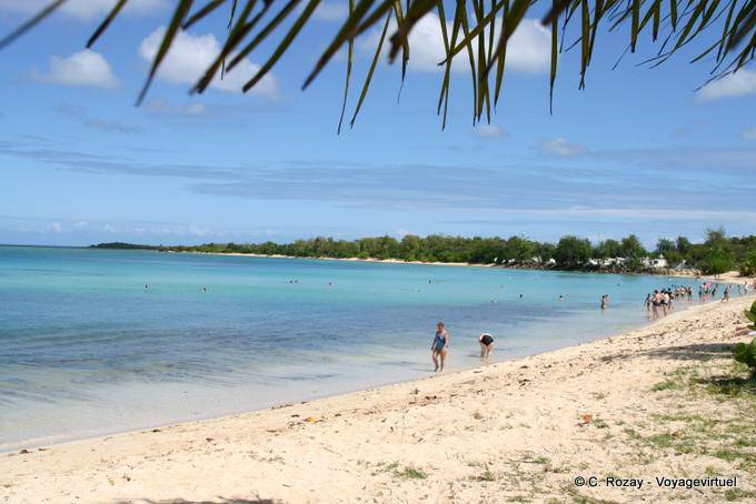 I turisti ammollo i piedi in Anse du Souffleur, Port Louis - Guadalupa